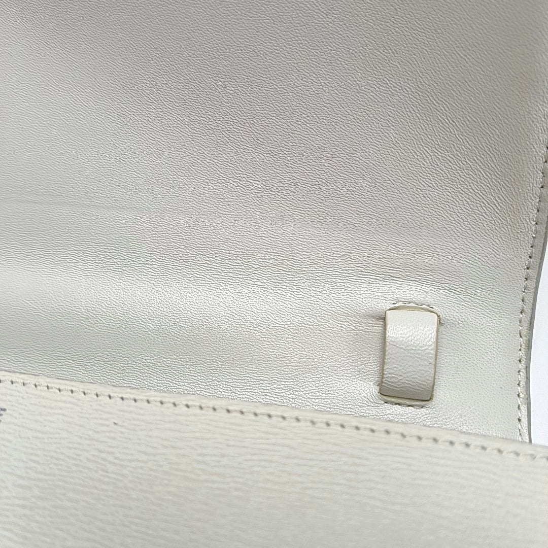 Authenticated pre-owned  CLASSIC BOX Medium Calfskin White - Crossbody Bag at Looply