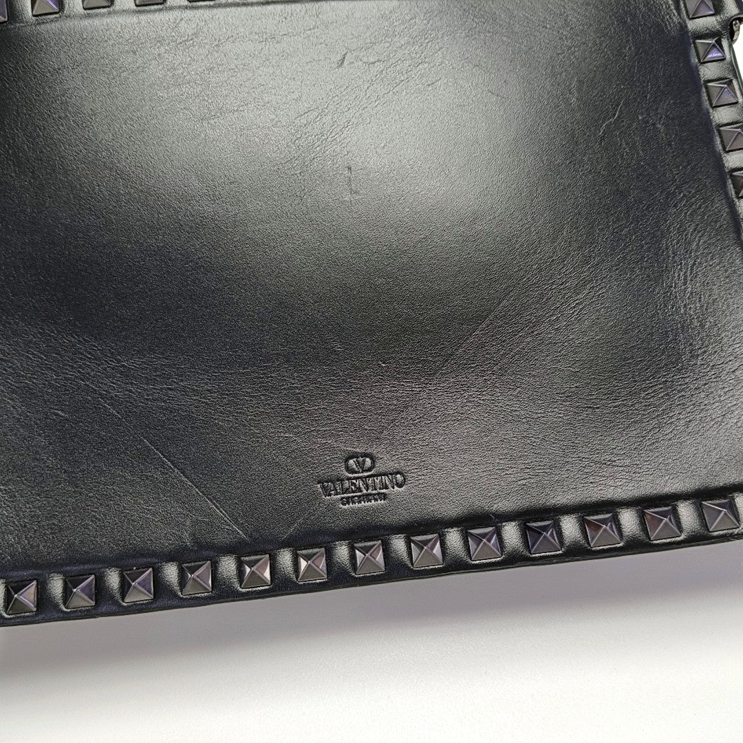 Authenticated pre-owned  Rockstud Calfskin Black - Clutch at Looply