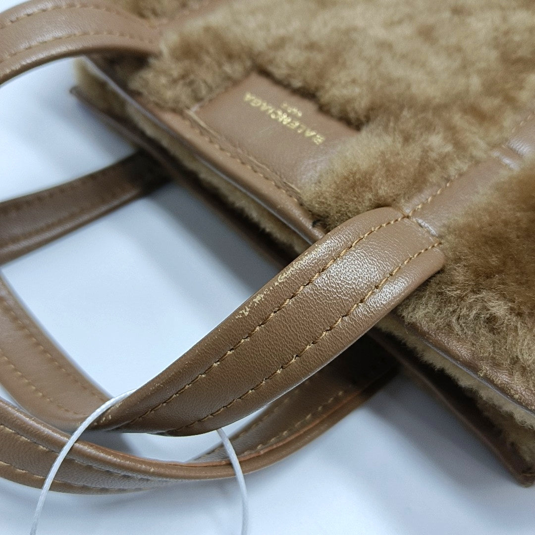 Authenticated pre-owned  Bazar Fur Brown - Tote Bag at Looply