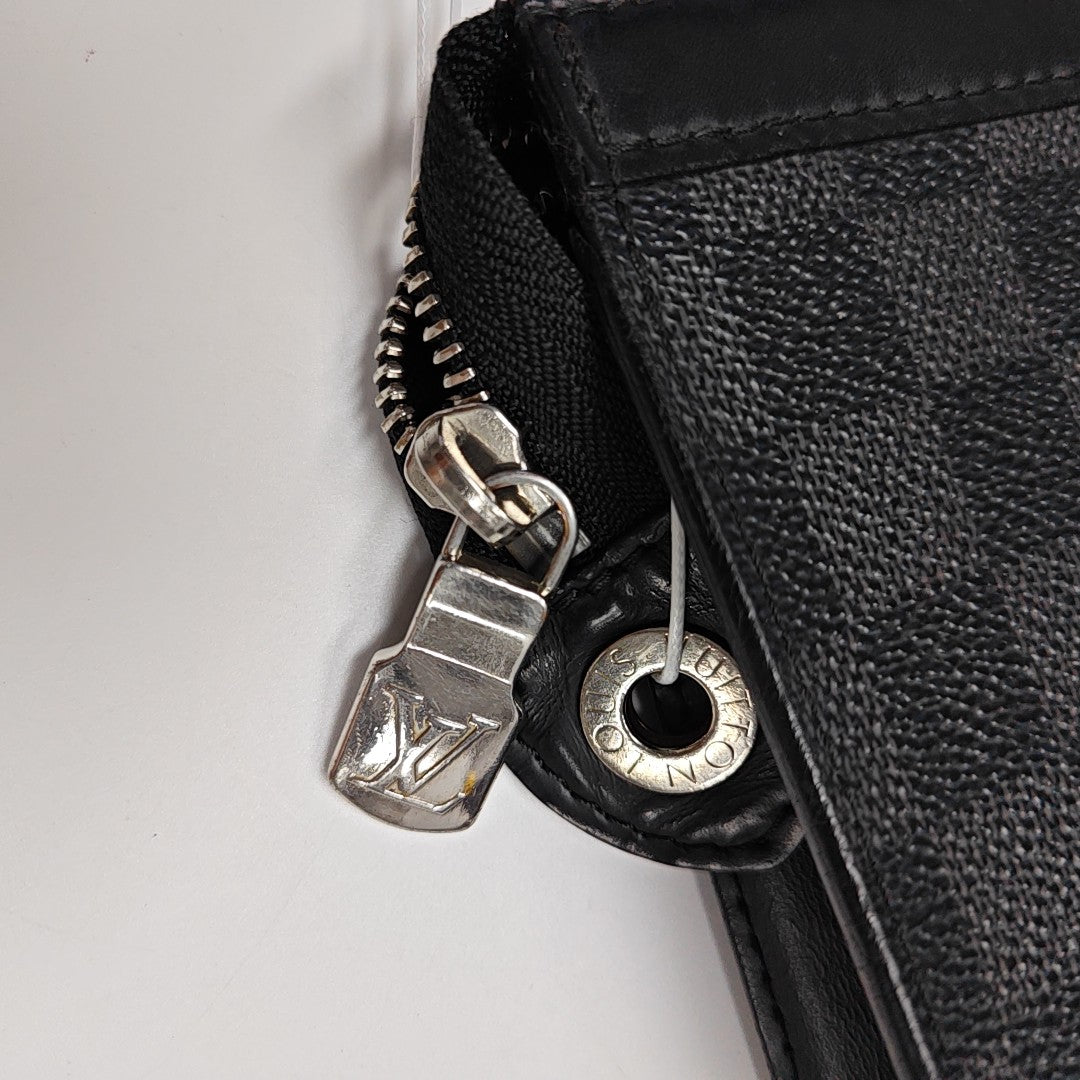 Pochette Voyag MM Damier Graphite Coated Canvas Gray