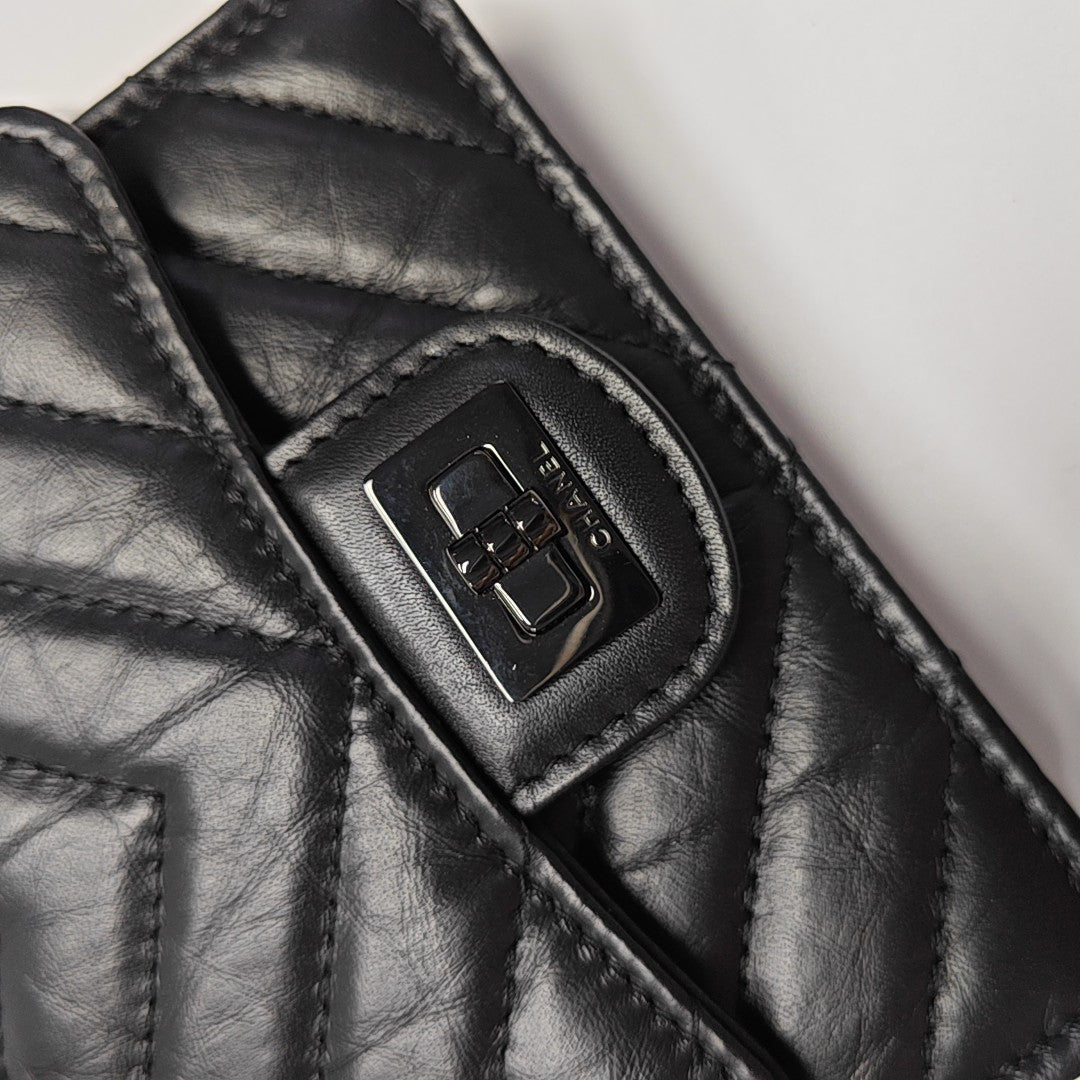 2.55 Chevron, piel de becerro acolchada negra