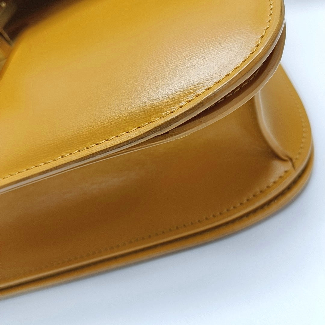 CLASSIC BOX Medium Calfskin Yellow