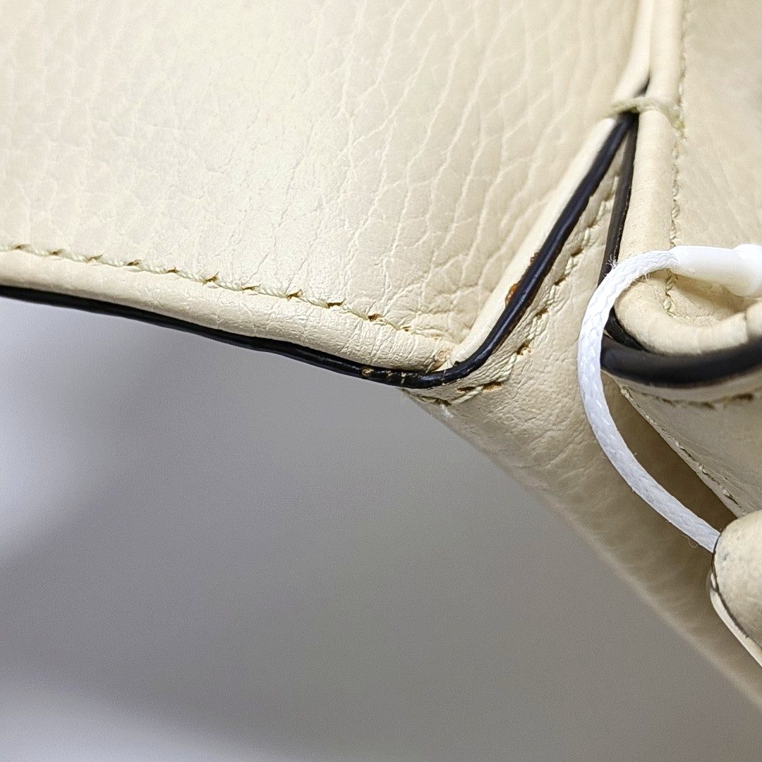 Piel de becerro mini con G entrelazada Beige