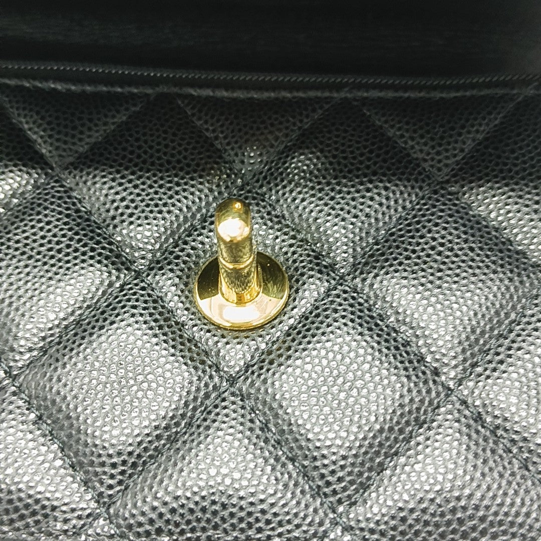 Authenticated pre-owned  CLASSIC FLAP Quilted Calfskin Black - Shoulder Bag at Looply
