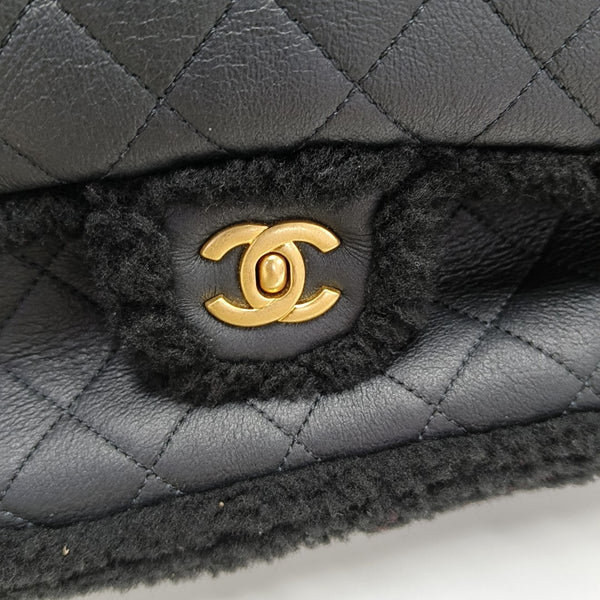 Authenticated pre-owned  CLASSIC FLAP Quilted Sheepskin Black - Crossbody Bag at Looply
