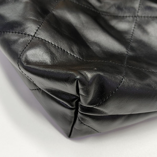 CHANEL 22 Medium Quilted Calfskin Black