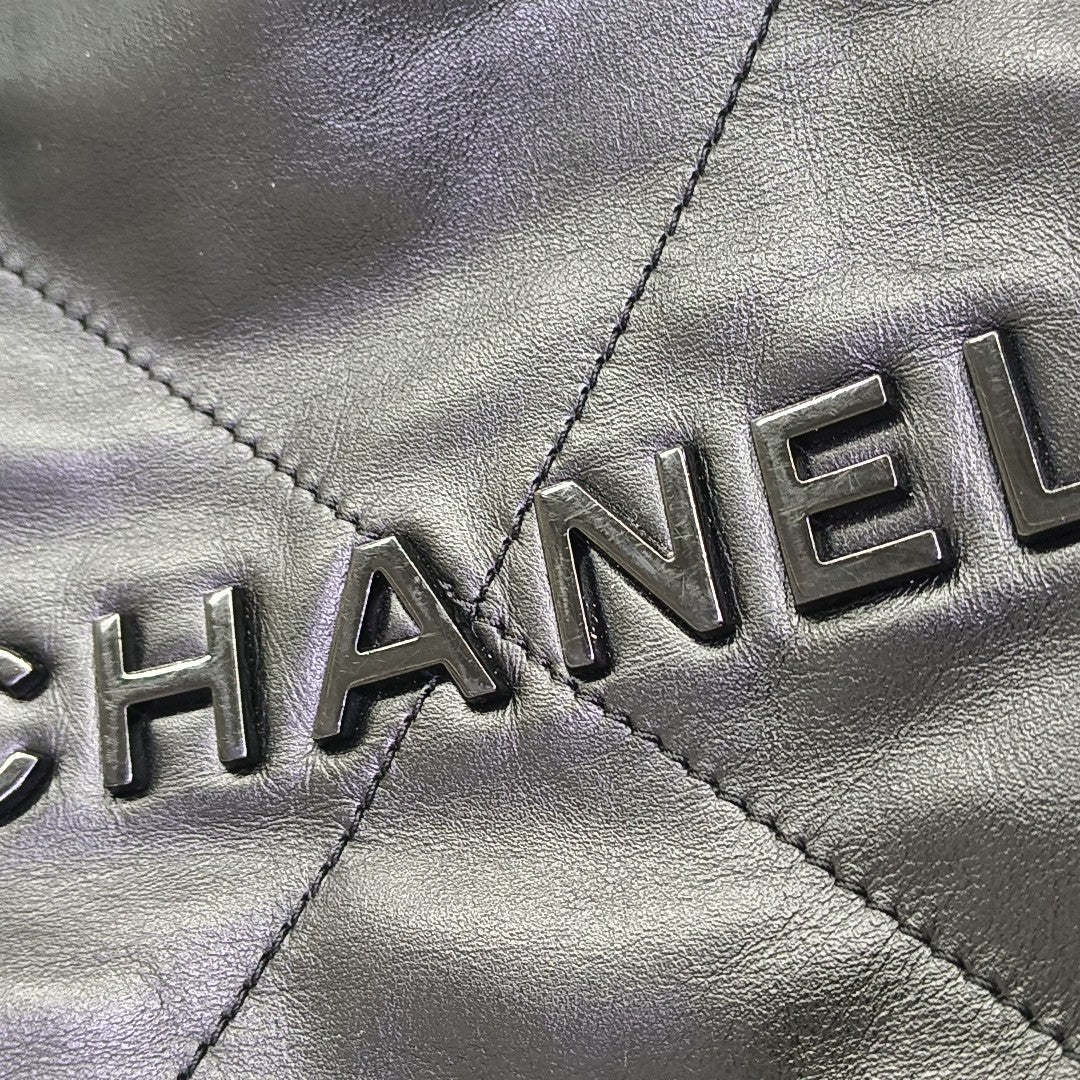 CHANEL 22 Medium Quilted Calfskin Black