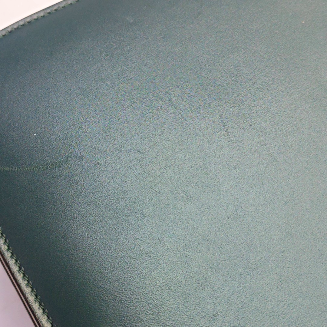 Authenticated pre-owned  CLASSIC BOX Medium Calfskin Green - Shoulder Bag at Looply