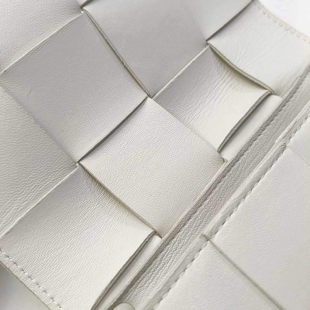 Authenticated pre-owned  Cassette Lambskin White - Belt Bag at Looply