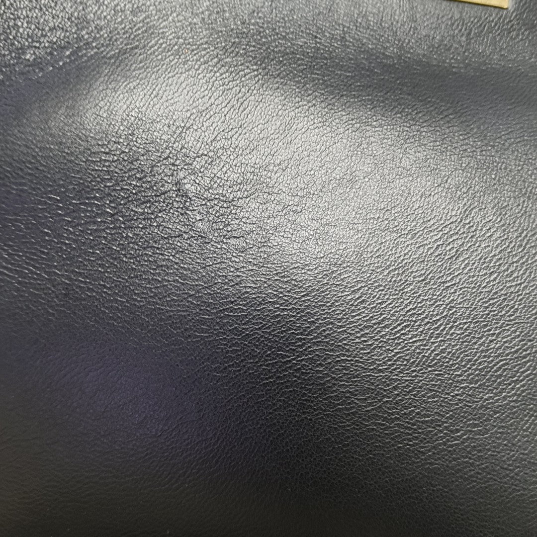 TRAPEZE Medium Calfskin Black