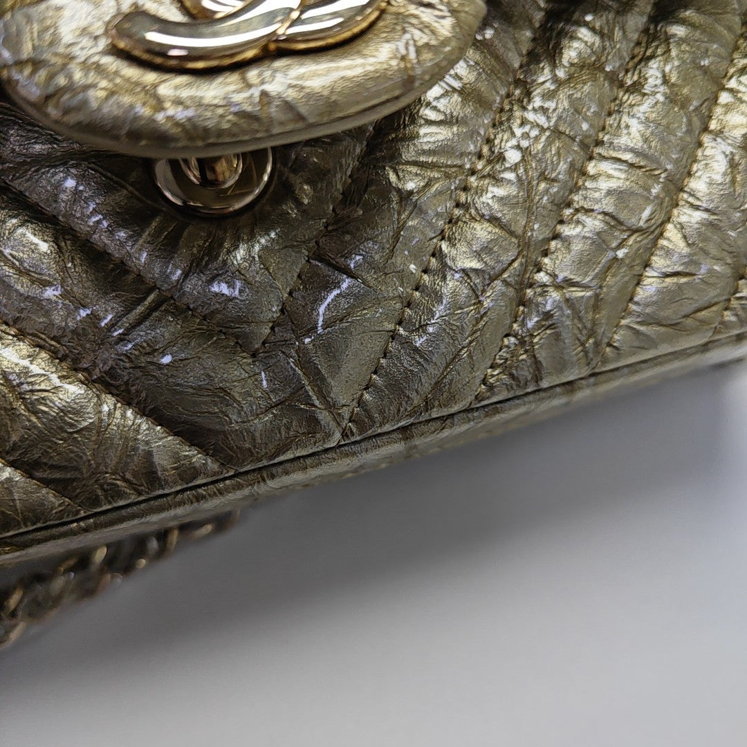 CLASSIC FLAP Small Chevron Patent Calfskin Gold