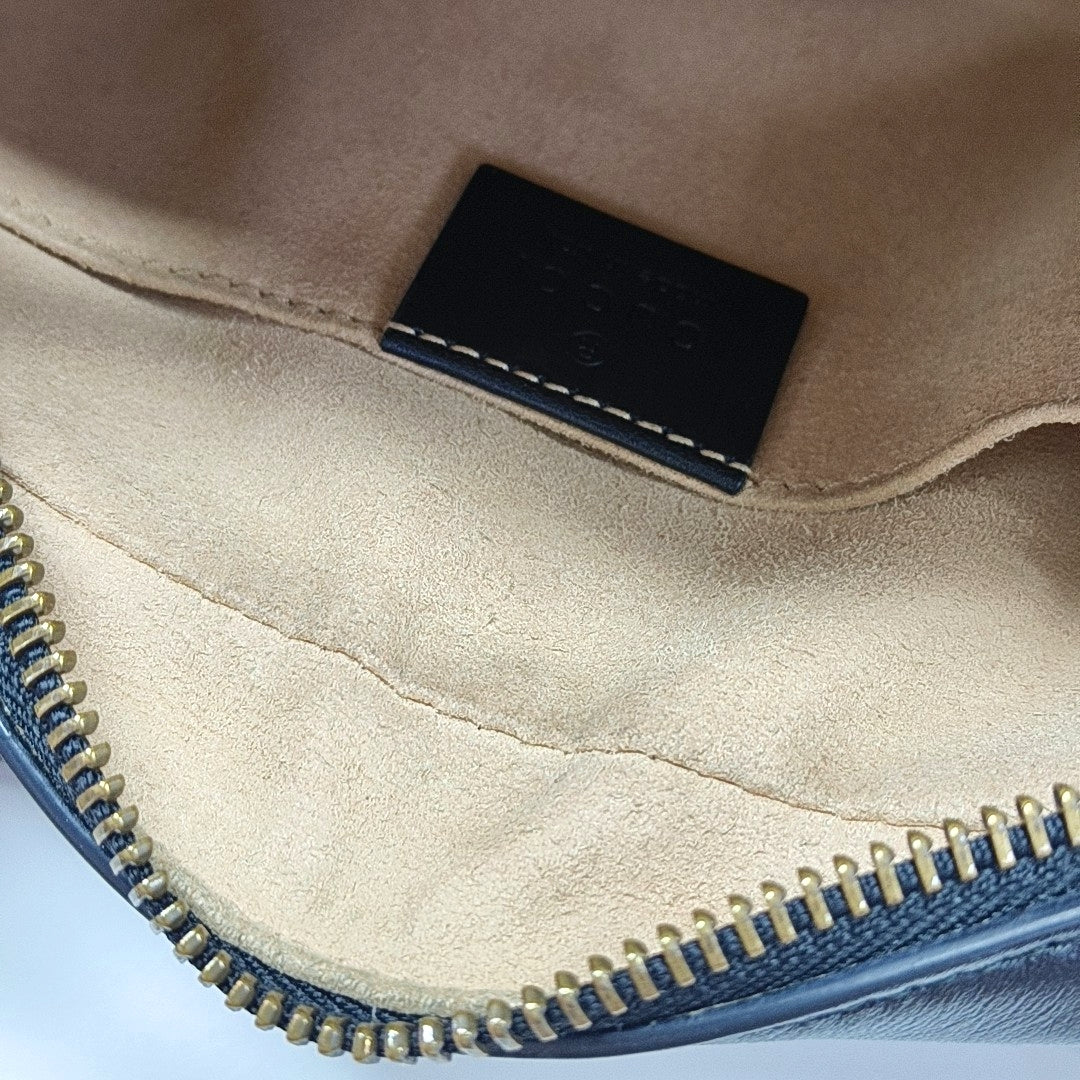 Bolso de hombro pequeño GG Marmont de piel matelassé negra