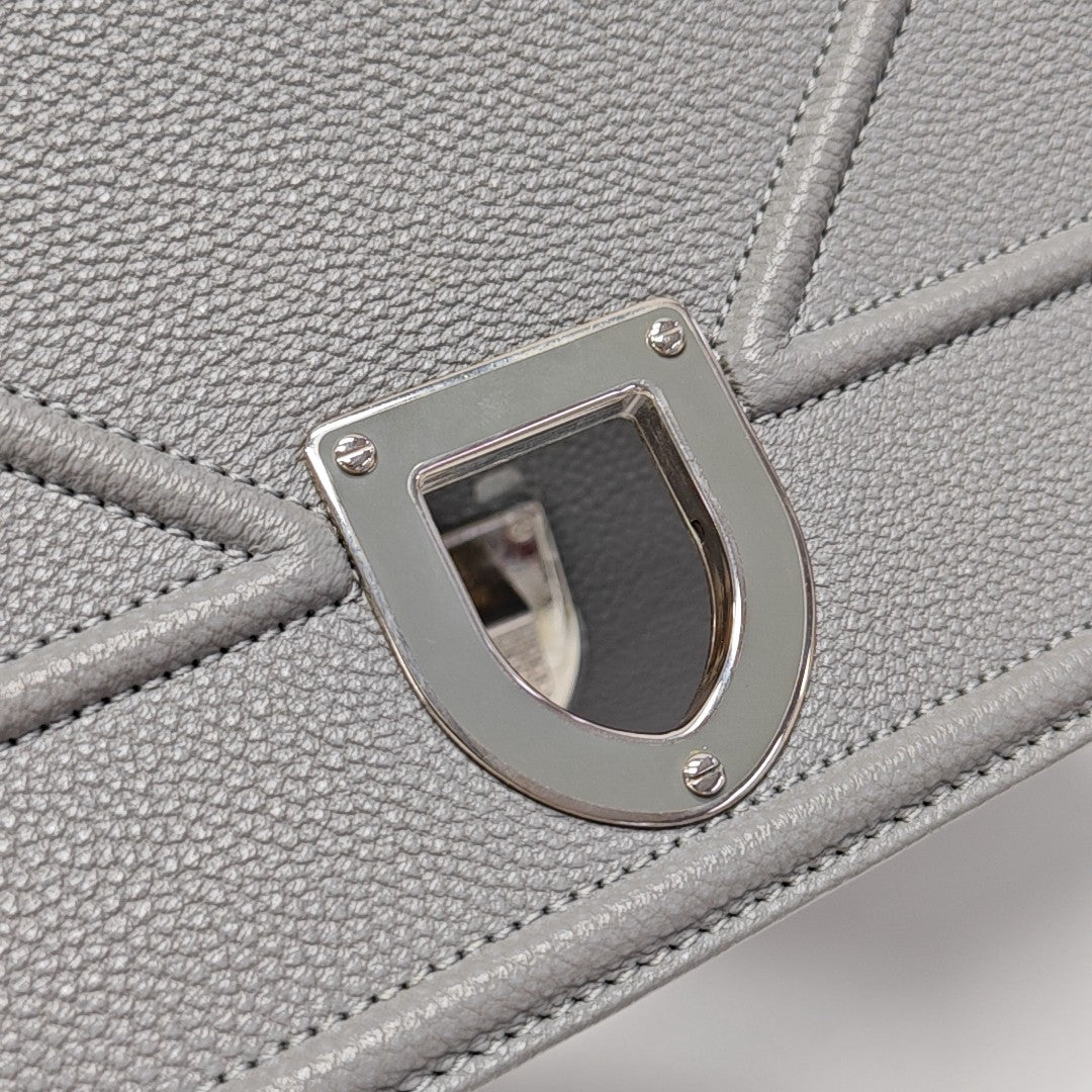 Diorama Medium Cannage Calfskin Gray