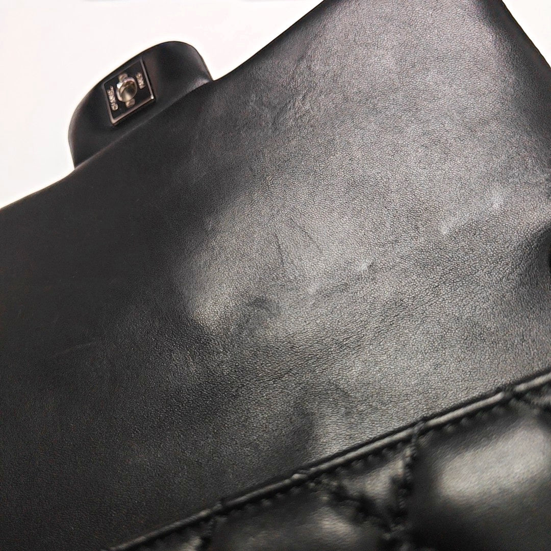 Authenticated pre-owned  CLASSIC FLAP Quilted Lambskin Black - Crossbody Bag at Looply