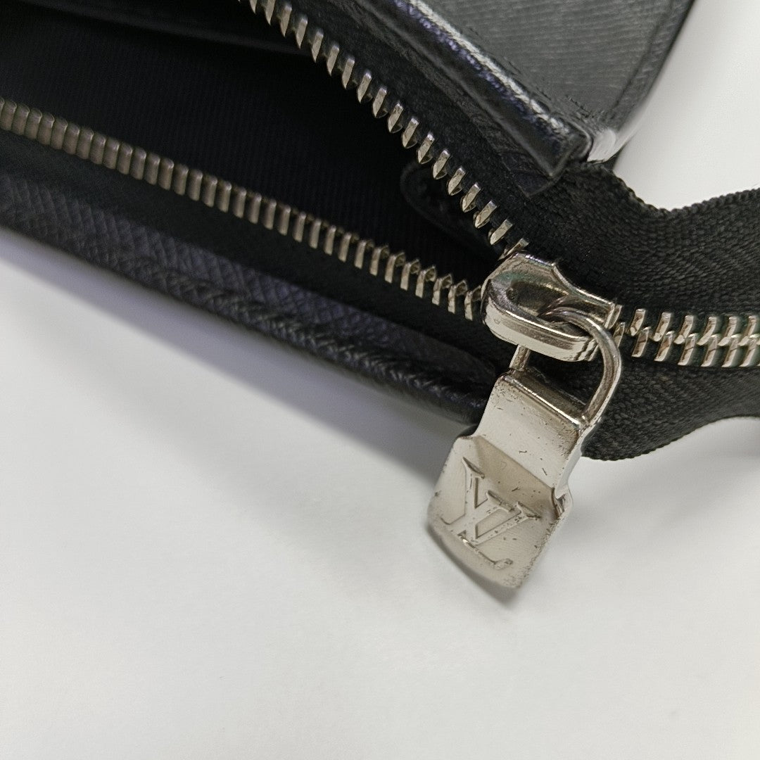 Pochette Voyag MM Calfskin Black
