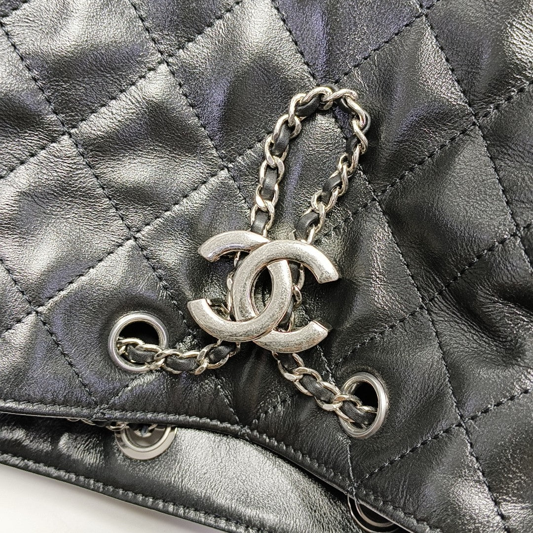 CHANEL 25 Medium Quilted Calfskin Black
