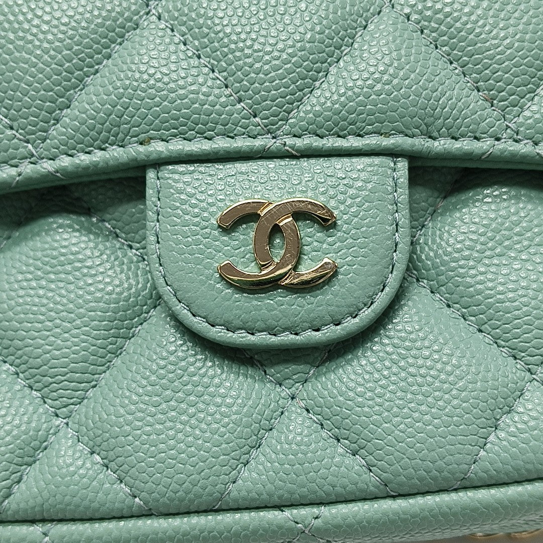 Authenticated pre-owned  CLASSIC FLAP Quilted Lambskin Green - Shoulder Bag at Looply