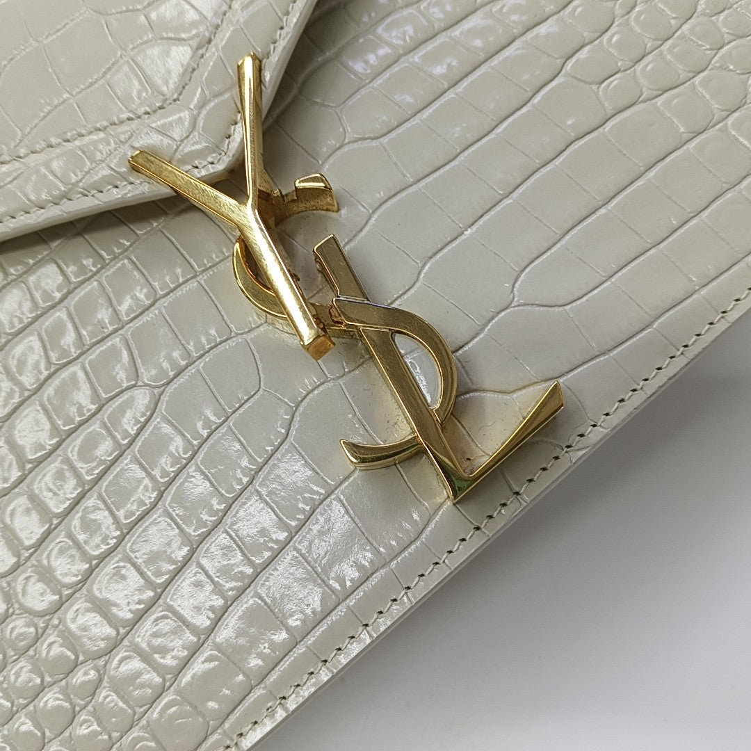 Authenticated pre-owned  CASSANDRA Calfskin White - Shoulder Bag at Looply