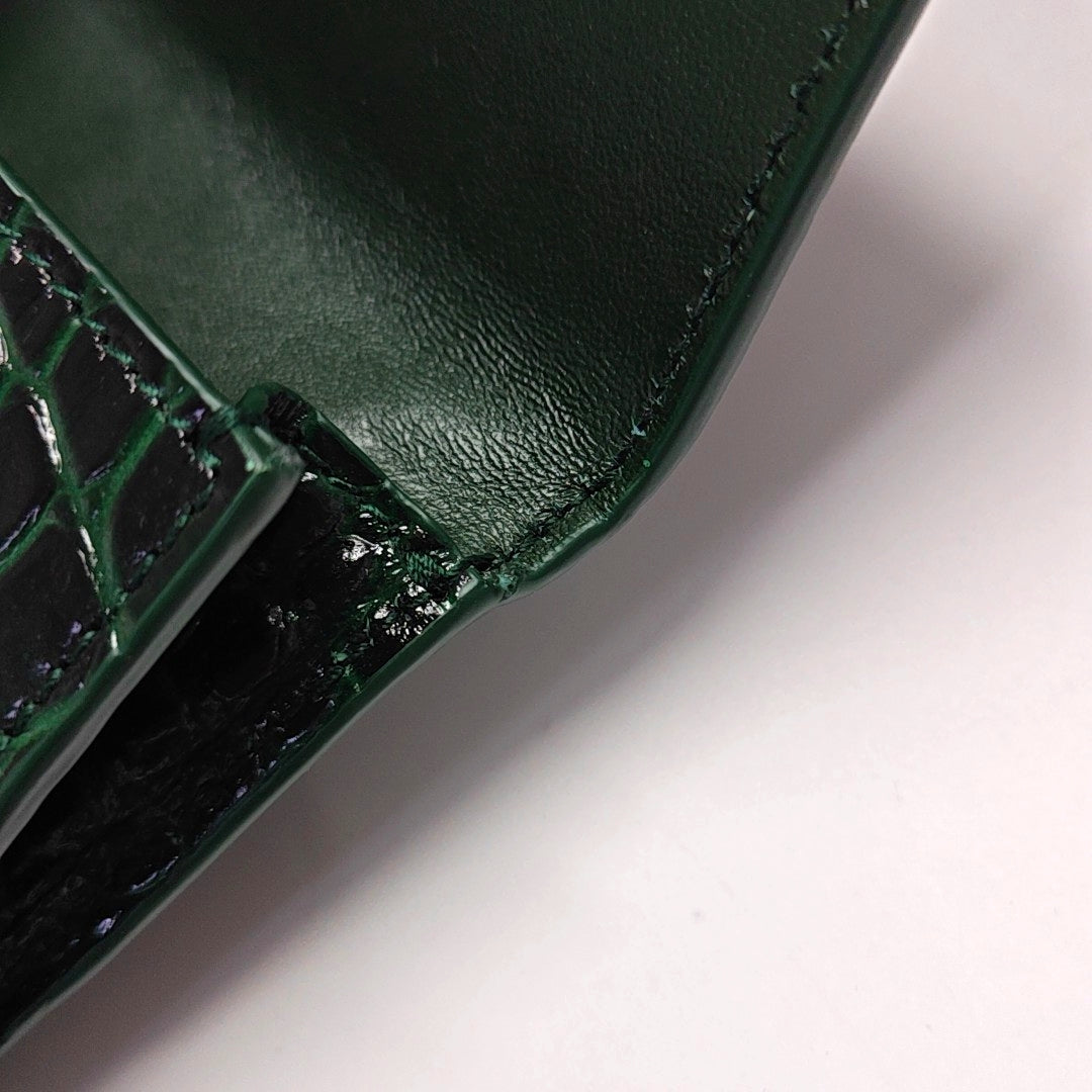 Authenticated pre-owned  Hourglass Calfskin Green - Clutch at Looply