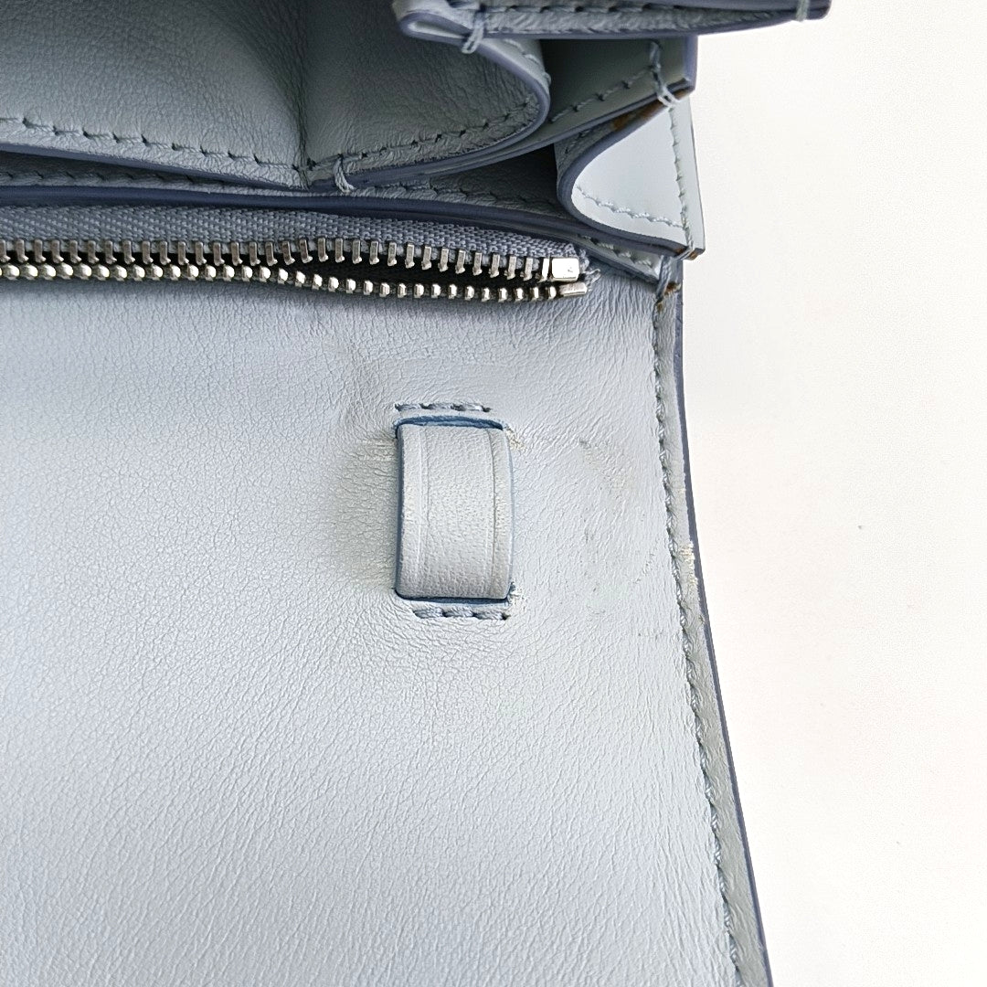 Authenticated pre-owned  CLASSIC BOX Medium Calfskin Blue - Shoulder Bag at Looply