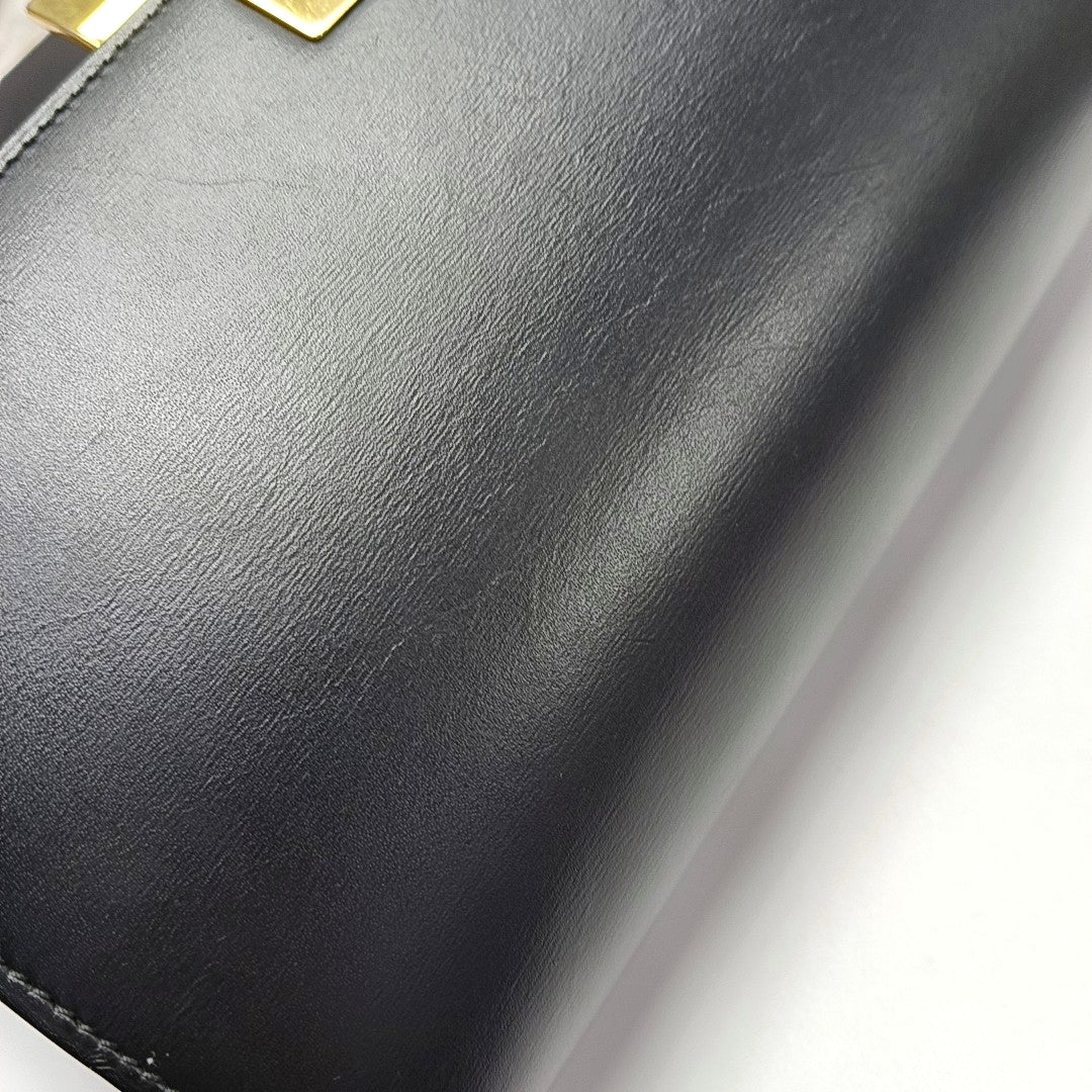 Authenticated pre-owned  CLASSIC BOX Medium Calfskin Black - Crossbody Bag at Looply