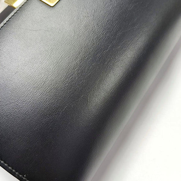 Authenticated pre-owned  CLASSIC BOX Medium Calfskin Black - Crossbody Bag at Looply