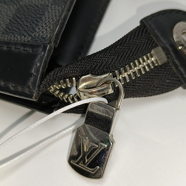Pochette Voyag MM Damier Graphite Coated Canvas Gray