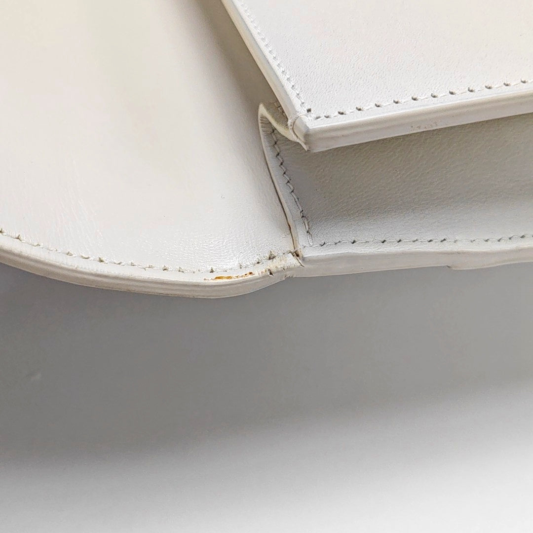 Authenticated pre-owned  30 Montaigne Calfskin White - Shoulder Bag at Looply