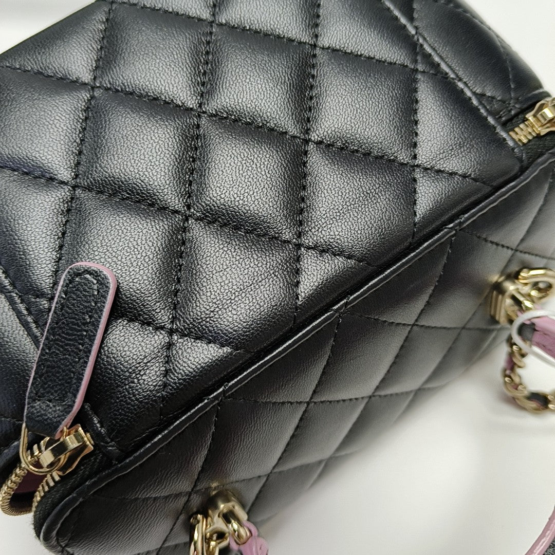 VANITY CASE Medium Quilted Lambskin Black