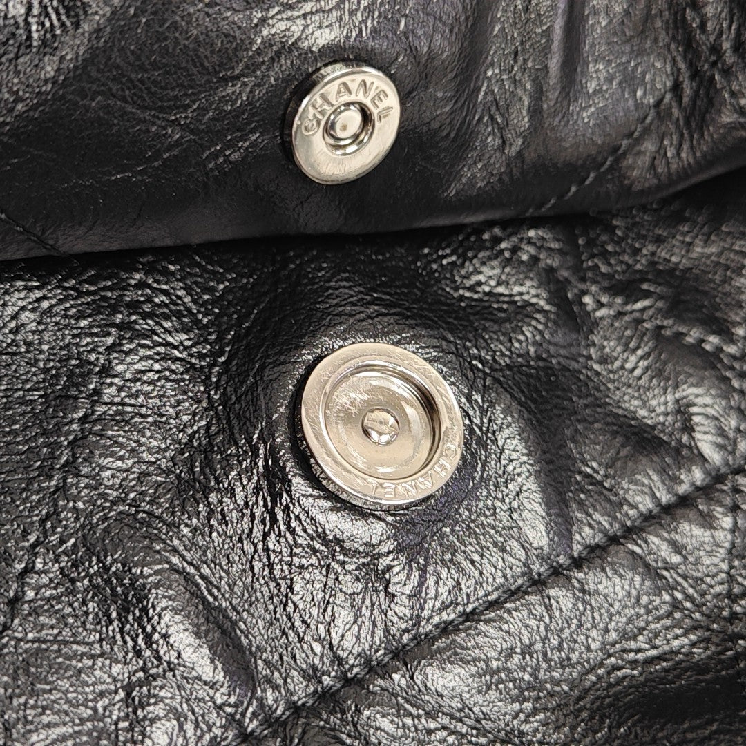 CHANEL 22 Medium Quilted Calfskin Black