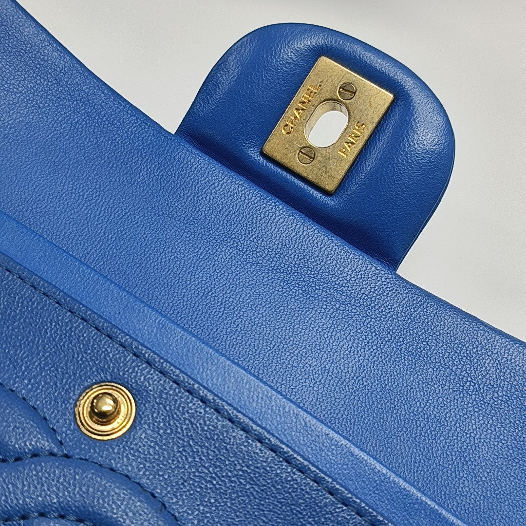CLASSIC FLAP Medium Quilted Lambskin Blue