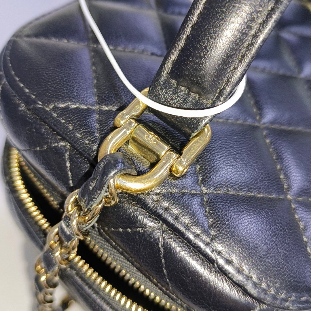 Authenticated pre-owned  VANITY CASE Quilted Lambskin Black - Shoulder Bag at Looply
