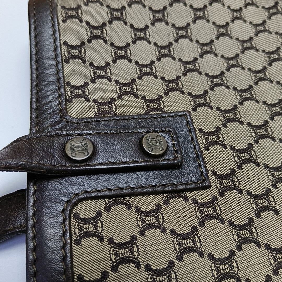 Canvas Brown