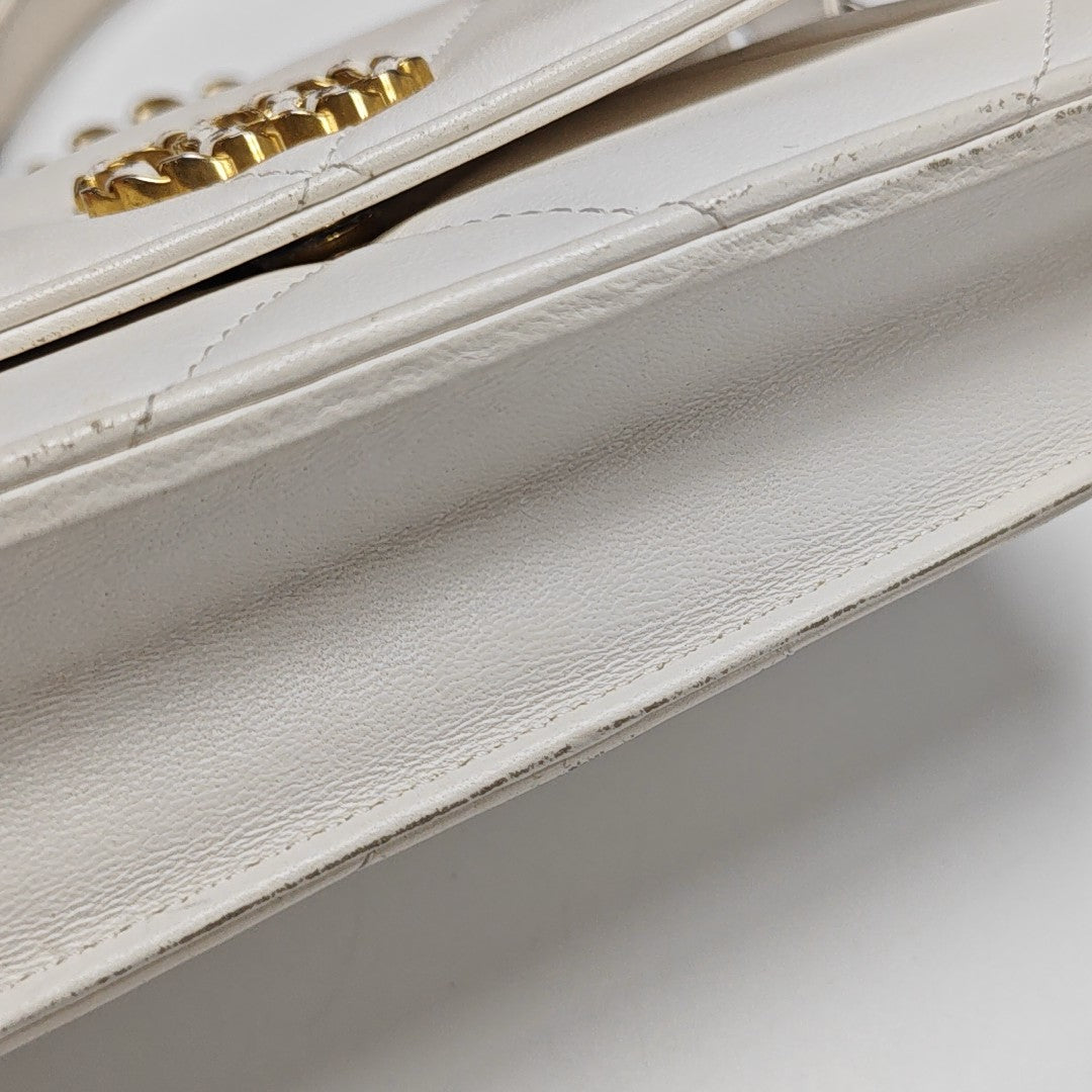CHANEL 19 Piel de Cordero Acolchada Blanca