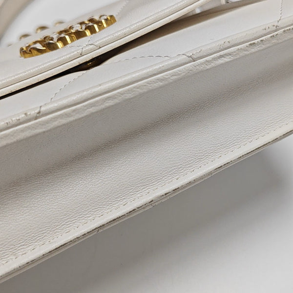 CHANEL 19 Piel de Cordero Acolchada Blanca