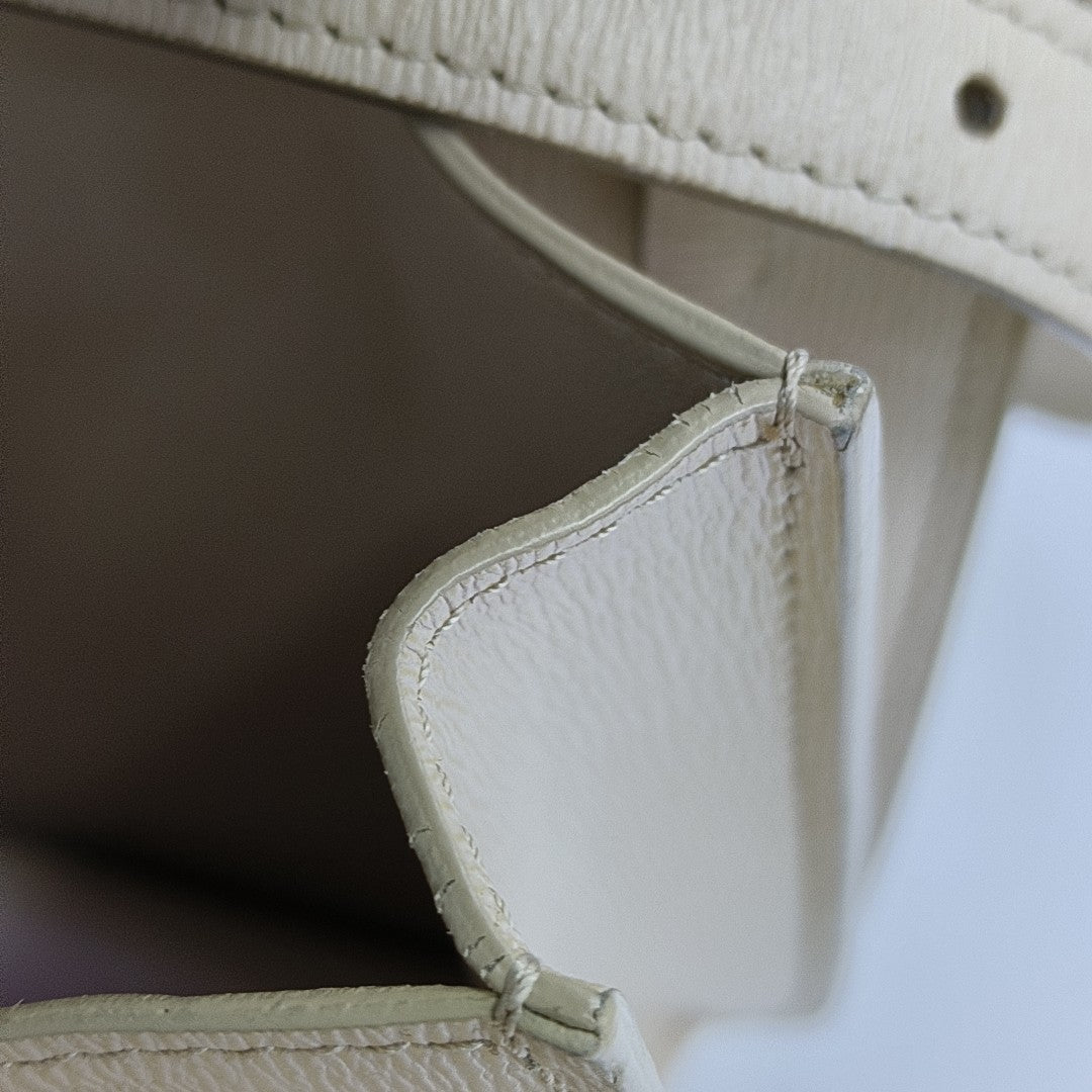 CLASSIC BOX Medium Calfskin Beige