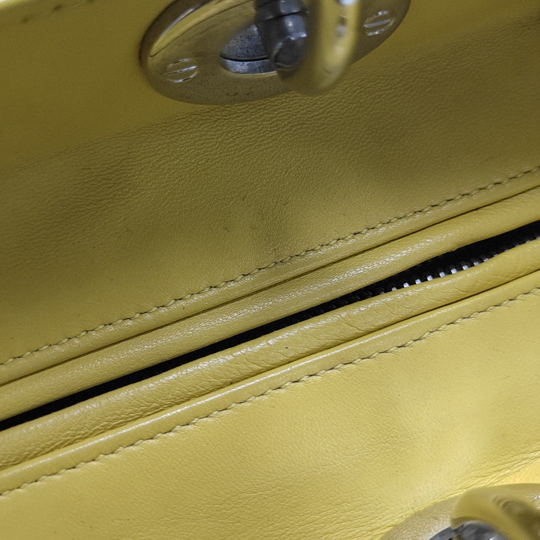 Bolso Lady Dior Mediano de Piel de Cordero Acolchada Gris
