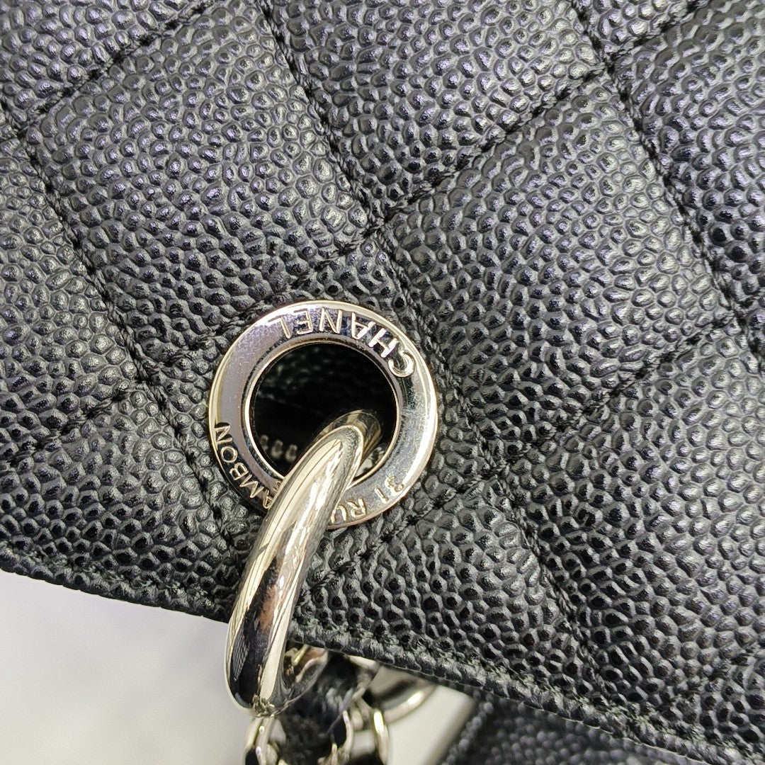CHANEL GST Grande Piel de Becerro Granulada Acolchada Negra