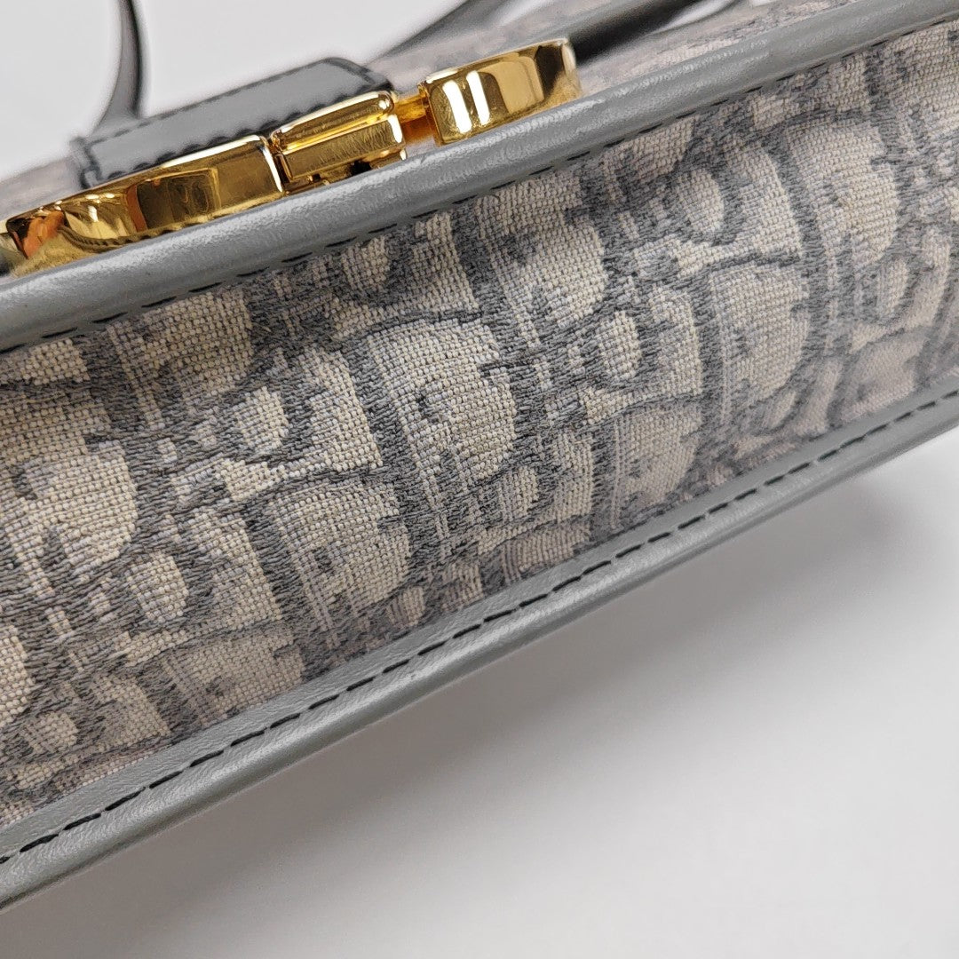 30 Montaigne Oblique Canvas Gray