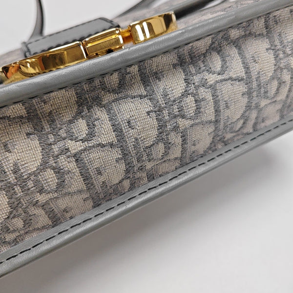 30 Montaigne Oblique Canvas Gray