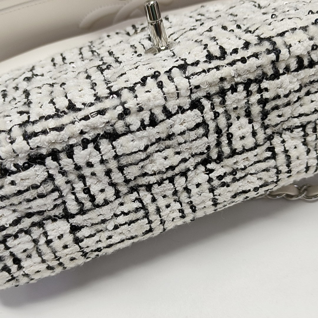 Authenticated pre-owned  CLASSIC FLAP Medium Wool White - Shoulder Bag at Looply