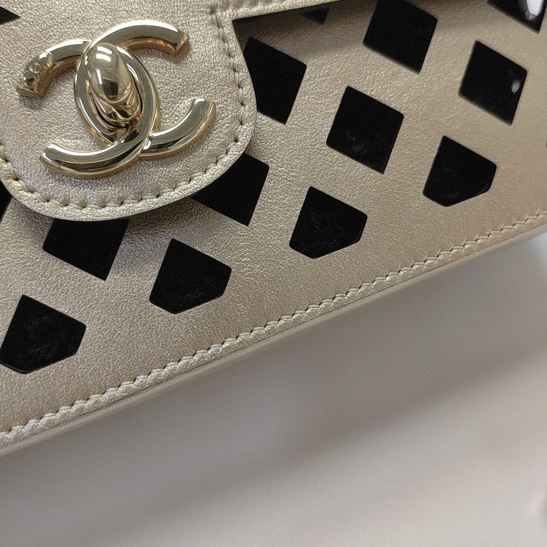 CLASSIC FLAP Calfskin Gold