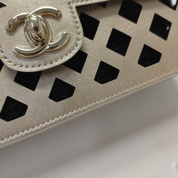 CLASSIC FLAP Calfskin Gold