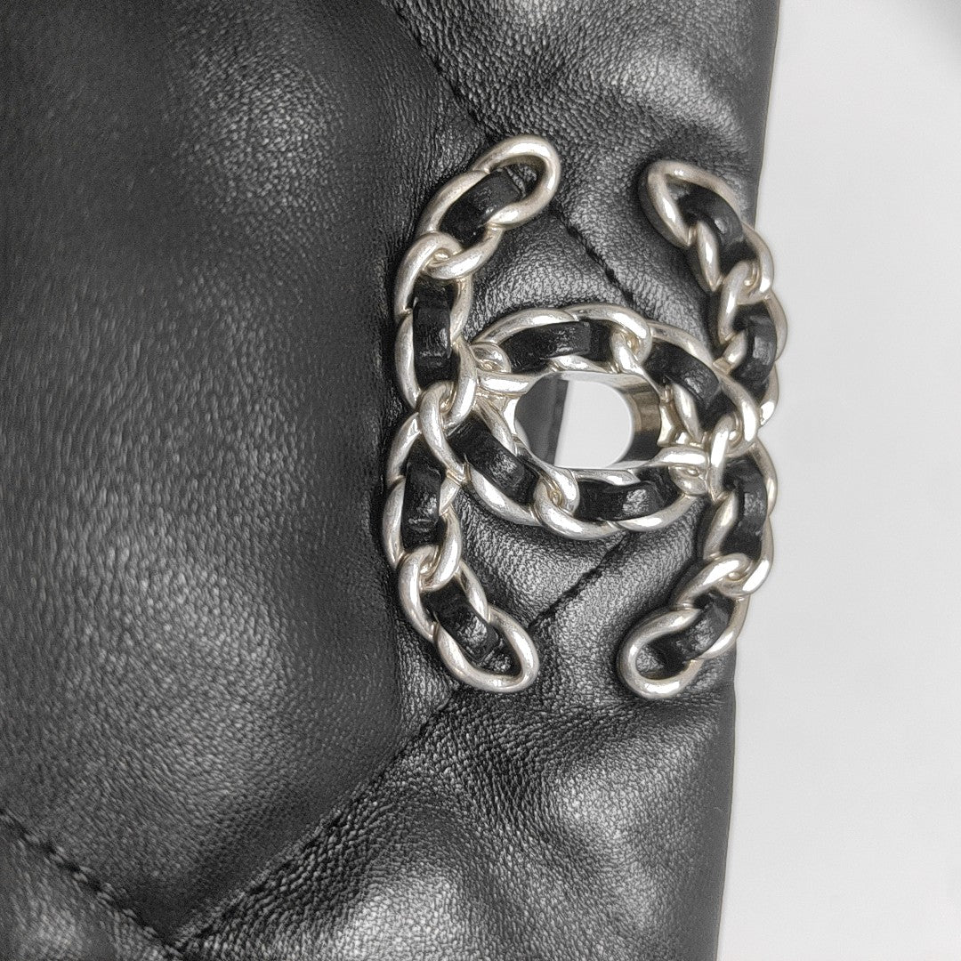 CHANEL 19 Piel de Cordero Acolchada Negra