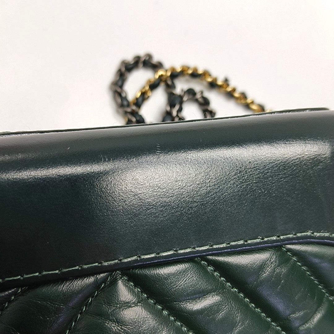 Authenticated pre-owned  GABRIELLE Small Chevron, Quilted Calfskin Green - Shoulder Bag at Looply