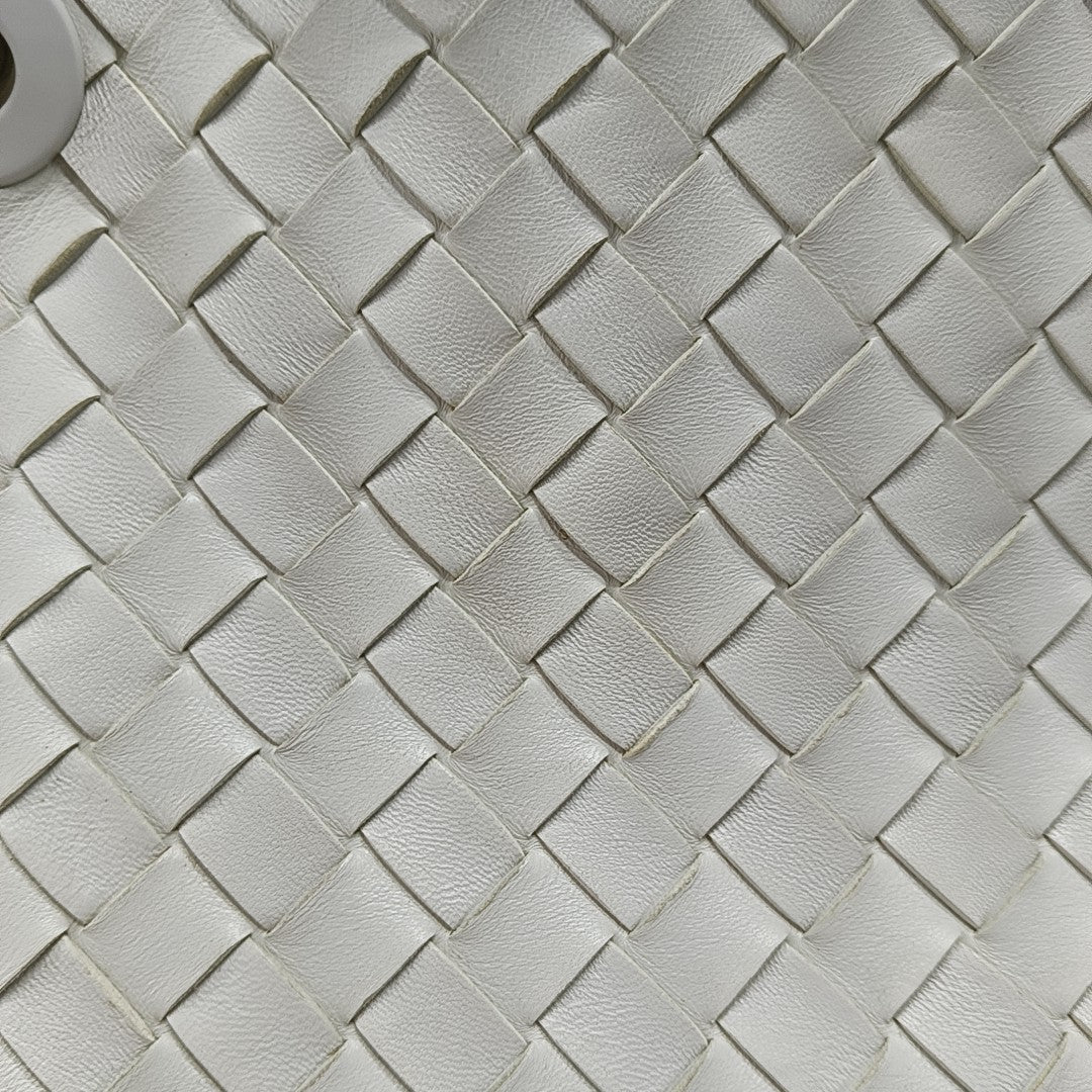 Authenticated pre-owned  Andiamo Lambskin White - Shoulder Bag at Looply