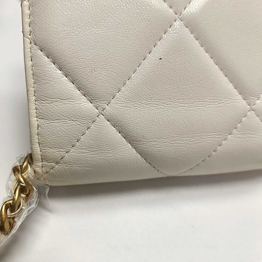 Authenticated pre-owned  CHANEL 19 Quilted Lambskin White - Shoulder Bag at Looply