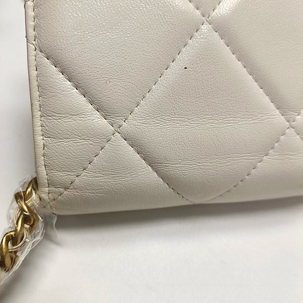 Authenticated pre-owned  CHANEL 19 Quilted Lambskin White - Shoulder Bag at Looply