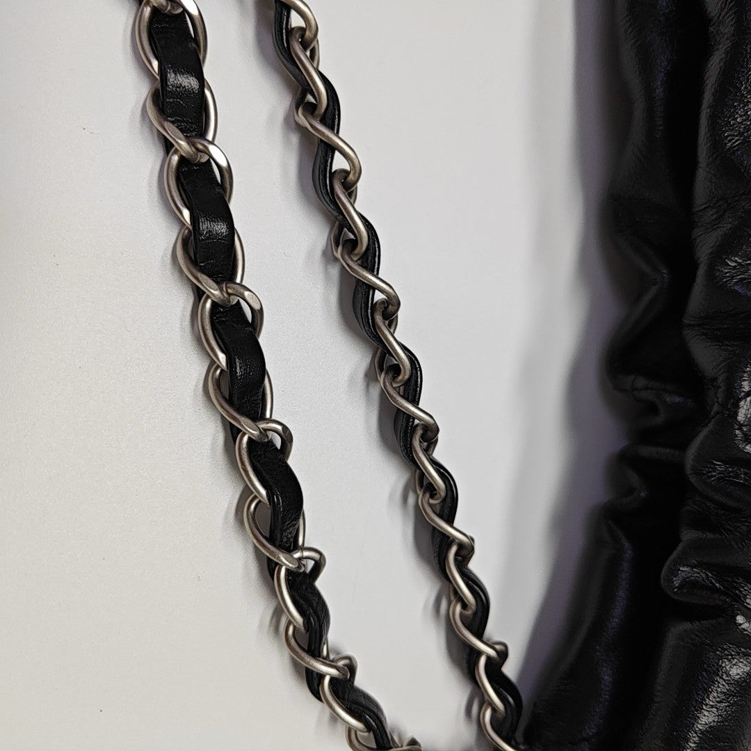 CHANEL 22 Medium Quilted Calfskin Black