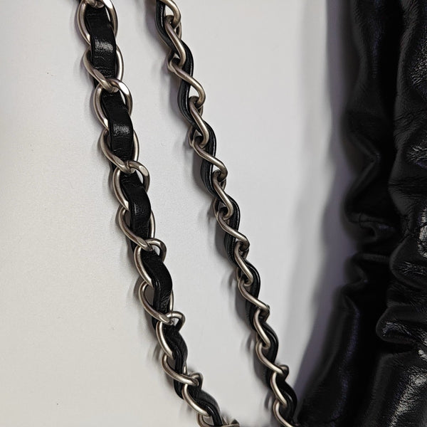 CHANEL 22 Medium Quilted Calfskin Black
